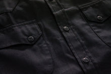 Laden Sie das Bild in den Galerie-Viewer, Black Selvedge Dobby Western Shirt - Nama Denim